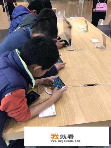 小孩读6年级吵着问我要手机,我到底该不该给他买? 小孩读6年级吵着问我要手机,我到底该不该给他买?